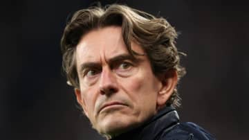 21歳日本代表逸材が所属する英名門チーム、監督の握手を選手2人がムシする… 「誰もが苛立っている」