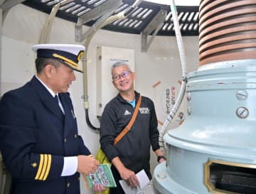 日立灯台、一般公開　レンズや設備を説明　茨城