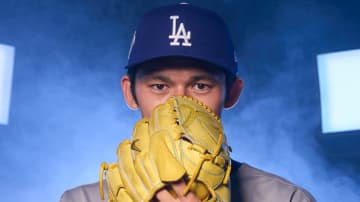 佐々木朗希、可愛すぎる…！ グローブで顔を半分隠した“フォトデー”写真にファン歓喜「活躍に期待」