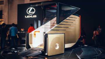 【JMS 2025】レクサス：6輪の次は「1人乗り3輪」!? 究極の豪華ポッド「マイクロLSコンセプト」で完全にイカれた