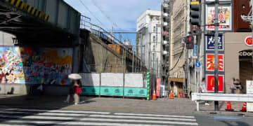 東京の“ど真ん中”「不法占拠の横丁」なぜ令和まで生き残った？　高田馬場駅前“徒歩1分”の好立地…線路沿い10軒をめぐる「戦後日本」の特殊事情