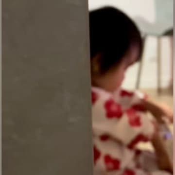 赤ちゃんと犬が『悪さをしているな』と思ったら、密会していて…怒るに怒れない『まさかの光景』が53万再生「食べないの偉すぎるｗ」「可愛い」