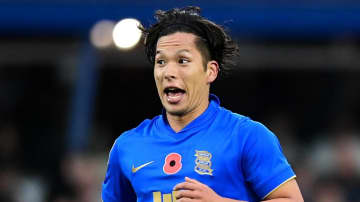 28歳の元日本代表MF、英2部で右SBとして1ゴール1アシストの大暴れ！「自然の猛威」と現地脱帽