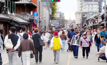 歩行者天国がスタート…1日から3日間の予定　埼玉・川越の観光スポットで2回目の試行　市のオーバーツーリズム対策　蔵造りの建物並ぶ「一番街」、観光客ら車を気にせず歩く「いつもより人が多く、びっくりした」
