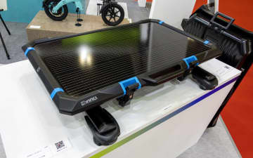 カーメイト、ルーフボックス形状の太陽光発電付きポータブルバッテリ「INNOソーラーボード」を参考出品