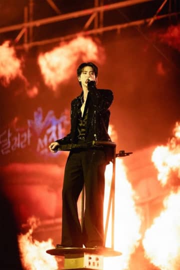 BTS・JINのソロ公演にメンバーたちがサプライズ登場！完全体カムバックに高まる期待