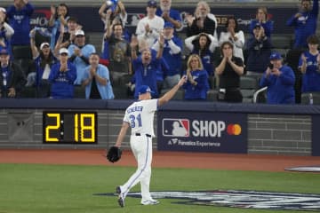 41歳シャーザーが大一番で5回途中1失点　納得の表情を見せ降板　観客の歓声に応える