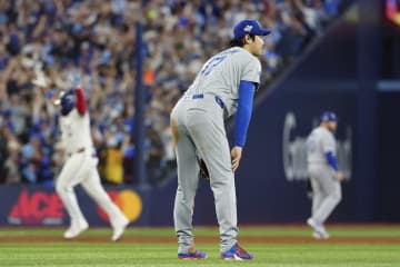 大谷翔平が降板、膝に手を当てる。死球を巡り両軍入り乱れる場面も。熱闘ドジャース、ブルージェイズとのWS最終第7戦