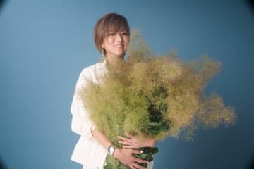 hitomi、初のオンラインライブ明日開催。持田香織と伴都美子が歌詞をリライトした楽曲も初披露