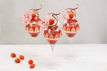 2025年のいちごパフェ4選！東京のホテルなどで楽しめる“いちごたっぷり”な贅沢スイーツ