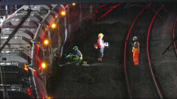 イギリス列車内で複数の乗客刺され9人重体…男2人を逮捕　テロの可能性含め捜査