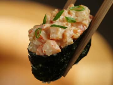 すしの「神的」な食べ方に称賛―台湾メディア