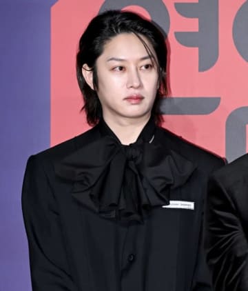 交通事故で障害認定受けたSUPER JUNIOR・ヒチョル、後遺症で背が約10cm縮んだと告白