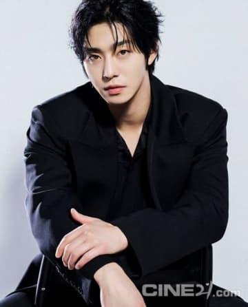 アン・ヒョソプ＆イ・ミンホら「全知的な読者の視点から」主演俳優陣5人の圧倒的なグラビア