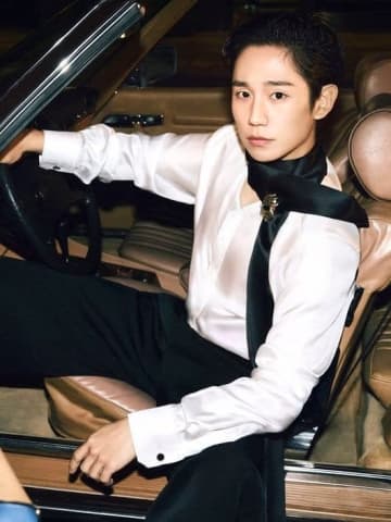 チョン・ヘイン、一風変わった雰囲気…シルクシャツ姿でシックな男性美を披露