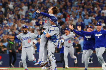 「いつから行くことに？」「気づいたらマウンドにいました（笑）」殊勲の“優勝投手”が第７戦登板の舞台裏を告白！「最高な気分です」