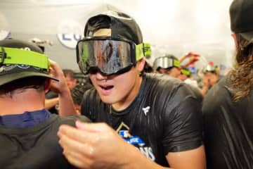 ド軍、世界一で歓喜のシャンパンファイト　大谷＆MVP山本も大興奮、優勝シャツ着用で大暴れ