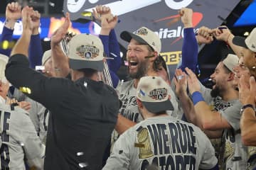 ド軍カーショー、世界一に号泣「オーマイガー」　家族の前で堪えられず…泣き崩れハグ