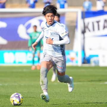 ユニを引っ張って一発レッド！ 秋田DFが無念の退場、10人の秋田は前半で２失点