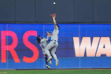 大谷翔平も絶叫大ジャンプ！　ドジャース・山本由伸が〝中０日〟のＷＳ救援でヒヤヒヤ無失点