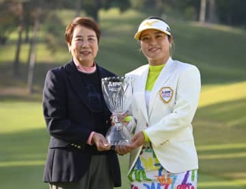 仲村果乃　最終日６６から逆転でツアー初Ｖ「最終日のビッグスコアは成長」