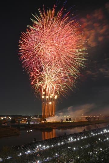 土浦花火大会　100年祝う2万発　茨城