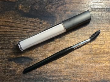 眉メイクを直すのは『スクリューブラシ』だけじゃない　プラスしたいアイテムとは