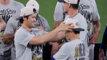 大谷翔平のファッションチェック？　山本由伸のMVP受賞前に帽子を整える　おそろいのかぶり方に笑顔交わす姿も