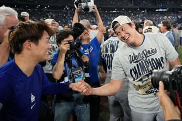 大谷翔平も山本由伸“最敬礼”「本物は本物を知る」　MLB公式が紹介…歓喜の美酒の光景