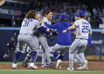 ドジャース、山本中心に歓喜の輪　大谷と佐々木がっちり抱擁