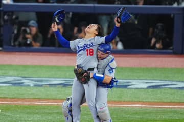 山本由伸、優勝トロフィー手に笑顔「MVP! MVP!」　球団SNSが“輝く1枚”公開