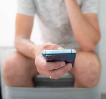 トイレでのスマホ習慣は「痔」のリスクを高める？
