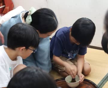 小中学校で茶の湯や生け花、豊かな心を　茶道三千家や華道池坊がそろう京都