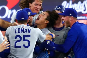 「９回を終わっても試合が続いた唯一の理由。それは山本由伸だ」ドジャースV2にLA記者感無量「信じがたく、言葉で表せない」「奇跡のプレーが次々と…」