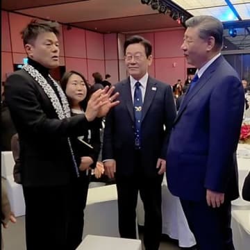 “TWICEの生みの親”が習近平主席と対面！韓国大統領を挟んだ豪華SHOTに驚愕