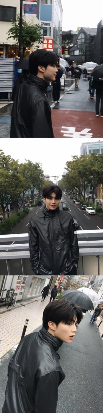 ZB1パク・ゴヌク、表参道に姿現す！雨のなかで輝き増す“東京ボーイ”に「日本の風景と相性良すぎ」【PHOTO】