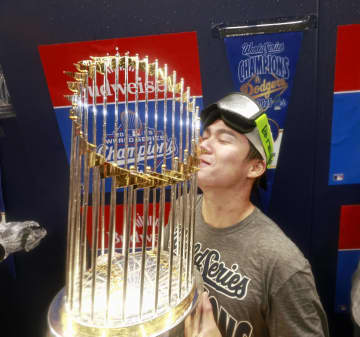 山本由伸、2連覇「すごい一日」　01年ジョンソン以来の3勝