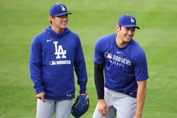 ドジャース・大谷翔平がＷＳで９度踏んだ一塁ベース、山本由伸のＶキャップなど野球殿堂に展示へ