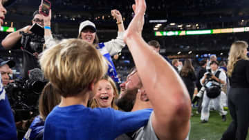 ドジャース一筋18年のレジェンド左腕は“世界一”で現役生活に終止符　試合後には駆け寄る家族を力強く抱きしめ涙