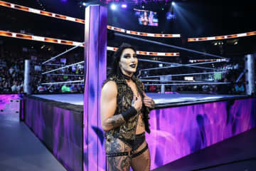 「死ぬまでトレーニングし続けろ」最恐女王が“ムキムキお化け集団”に…美女レスラーの笑劇ハロウィン仮装が話題