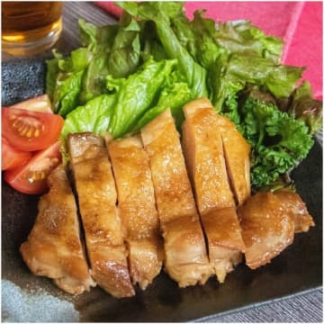【鶏肉焼くときはアレを入れてみて！】「なにこれ、ウマすぎ！」「早く教えてよ〜」絶品鶏の照り焼きレシピ