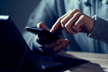 女性歌手（48）『こうやって男に散々媚びてきたんだろうな』”日米首脳会談”高市首相の言動に苦言→ネットでは物議に「仕事内容に対する批判ならまだしも、人格攻撃になりうる内容はいだだけない。」「曲好きなのもあったけど聞く気なくなっちゃうレベルの発言…」「男性が同じ事を言ったら炎上どころではない」