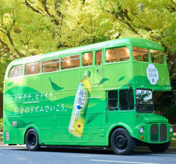 コカ・コーラ「綾鷹」で儒烏風亭らでんさん案内人に迎えてバスツアー運行開始　和モダンの車内で和菓子を提供　その目的は？