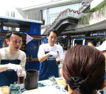 お湯を注ぎ最短10秒でレギュラーコーヒー抽出　キーコーヒー社員がソラマチひろばで実演・提供　新商品「JET BREW」の価値伝達