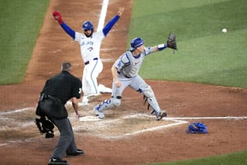 「両足をへし折ってやる！」サヨナラ絶好機で本塁アウトのＢジェイズ野手に“卑劣な脅迫”。SNS上では「狂ってる！」「馬鹿げた言いがかりだ」など非難殺到