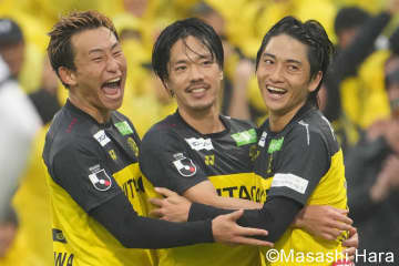 柏を引っ張る覚醒30歳と元浦和MF…、2万1389本が示す｢逆行｣リカルドイズムで｢ど真ん中｣鹿島に挑む【優勝は鹿島か柏か、横浜FMの初は？J1｢ラスト3戦｣こうなる】(2)