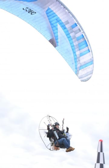 空舞うパラモーター　航法や精度得点競う　那珂で全国大会　茨城