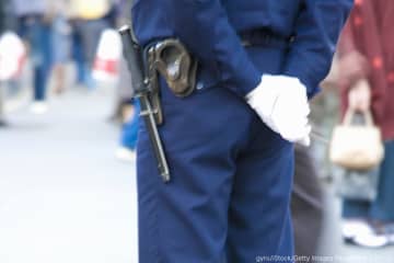 現役警察官が魅せる“至高の開脚”に大反響　450万回表示の妙技に称賛の声「範馬勇次郎w」