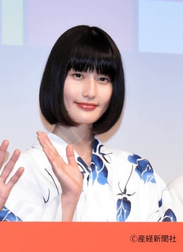 橋本愛、泥まみれの笑顔が艶っぽい　“解放された素顔”