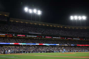 「まじ？」「バックネット裏の席...」ドジャース戦を生観戦した“23歳の日本人女優”にネット驚嘆「えげつない」「ユニもお似合い」